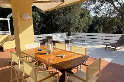 Image de Sabaudia Centro, Petite villa entourée de verdure sur le lac