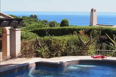 Image de Magnifique vue mer, piscine chauffée, jacuzzi extérieur, 10-15 min. marcher jusqu'à la plage