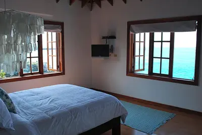 Image de Villa privée de luxe en bord de mer avec vue spectaculaire sur l'océan et couchers de soleil mémorables