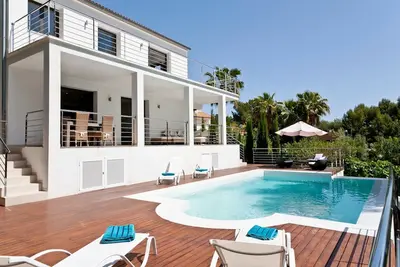 Image de Villa contemporaine avec grande piscine d'eau salée, climatisation, WiFi