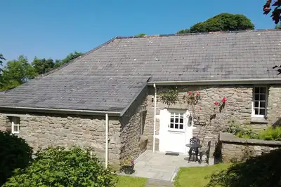 Image de Charmante maison de vacances nichée dans des jardins matures isolés