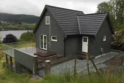 Image de Grande chalet à louer dans la belle Nordhordland. Près de la mer, avec terrasse et bain à remous.