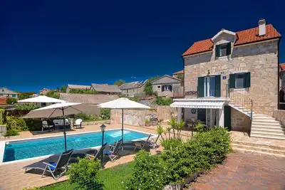 Image de Nouvelle Villa En Pierre De 100 Ans RÉNOVÉE Avec Piscine CHAUFFÉE Villa Nikola Solta