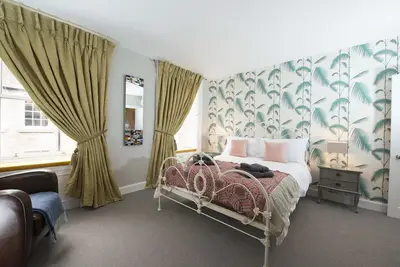 Image de Boutique City Center One Bed Appartement avec clés pour un beau jardin.