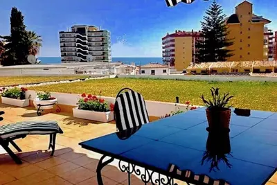 Vue sur la mer, immense terrasse, à quelques minutes à pied du train, des plages et de la vie nocturne florissante.