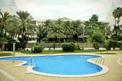 Image de Bel appartement terrasse et piscine, proche mer dans un immeuble de standing.
