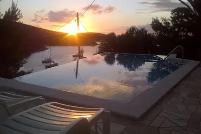 Image de Appartement de deux chambres avec une grande salle journalière et une infinité, chauffée, piscine de massage
