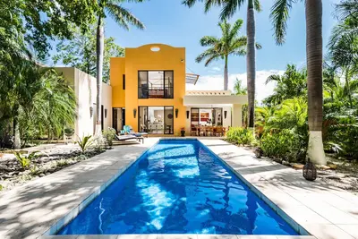 Image de Modern Home, 3br, piscine privée, terrasse et balcon (9 personnes) * 15% de réduction Sept-Oct