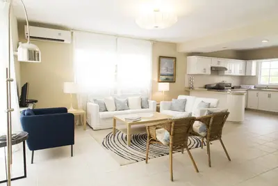 Image de Superbe villa près de la plage dans un quartier résidentiel accueillant et calme