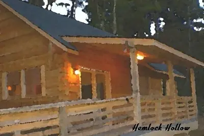 Image de Chalet en bois rond isolé. Baignoire à remous sur le pont et foyer pour baignoire à remous pour deux personnes