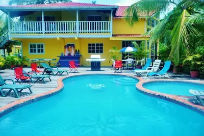 Image de 5 millions de dollars de Buena Vista Beachfront Estate - Votre complexe privé entièrement doté en personnel