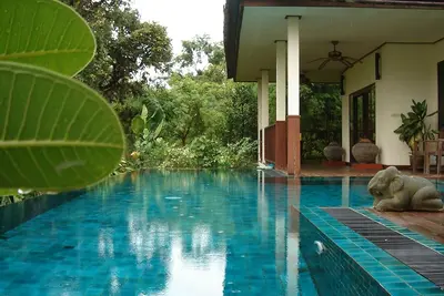 Villa en pension complète avec piscine privée dans les rizières; accueil thaïlandais