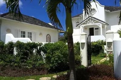 Image de Belle vue sur la mer Villa w. tennis, piscines et gymnase. St James Parish.