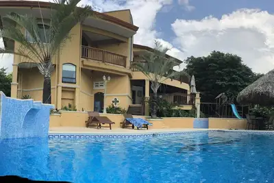 Image de Niché dans la forêt tropicale avec une vue imprenable et fabuleuse!