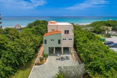 Image de Lux Palace ~ On ~ plage avec sauveteur! 4 mâts. suites, piscine, elev (Bdrms <$ 100nt)