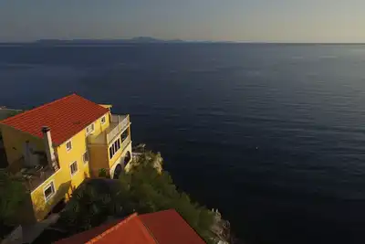 Image de Appartement en front de mer Kiara avec balcon enveloppé et vue Spectaculaire