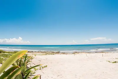 Image de vue sur la mer 3 Bb villa avec grande piscine en face de la plage à Tulum. 11 personnes