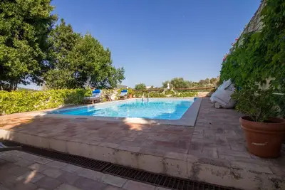 Image de Villa familiale avec piscine privée à seulement 10 minutes de la plage!