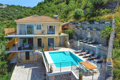 Image de Villa Spiros avec piscine privée et vue sur la mer à Kassiopi