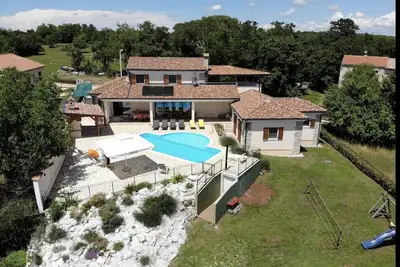 Image de Arton Villa, près de Rovinj avec grande piscine dans un endroit calme et naturel, quatre chambres