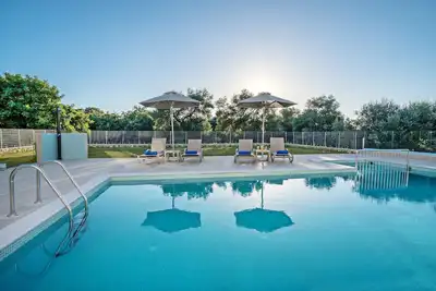 Image de Chloé, nouvelle villa moderne de luxe, grande piscine privée, cadre pittoresque