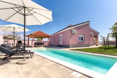 Image de Belle nouvelle Villa avec piscine privée près de la mer parfaite pour des vacances reposantes