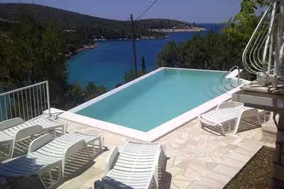 Image de Studio A2 de la Villa Sonia & Teo, Hvar, Croatie avec piscine à débordement chauffée