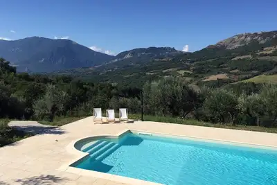 Image de Maison unique avec tour résidentielle et piscine, vue montagne, silence, adapté aux enfants