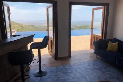 Image de Villa de luxe 5 chambres, 3 salles de bain, piscine / bain à remous, annexe séparée, aire de jeux.