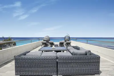 Image de Étapes privées jusqu'à la plage avec vue imprenable sur l'océan