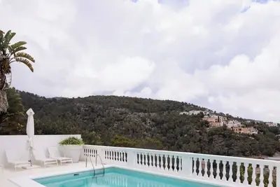 Image de Élégant 300 m2 piscine Villa avec vue sur la mer Superbe dans un quartier résidentiel