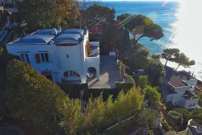 balcon avec vue sur la mer, parking couvert, Wifi, Tv, 300 m de la mer, avec jardin