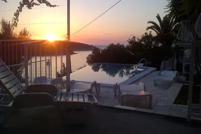 Image de Studio avec 4 lits et chauffée, piscine à débordement, conviviale et familiale,