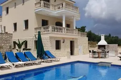 Image de Grande piscine privée et jardin, pour 8 personnes, familles et vues de Troodos