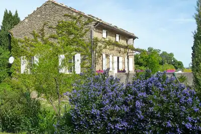 Image de Entre Vaison et  Mont-Ventoux, Mas provençal  à l'orée du village de Faucon