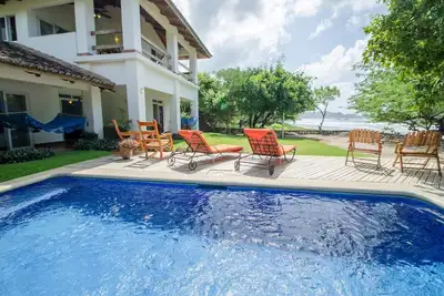 Image de Front de mer 4br / 4. 5ba avec piscine Ă droite sur la pause Surf Colorados!