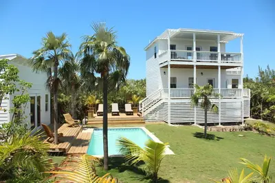 Image de Trade Winds House - Oceanview, piscine privée, à quelques pas de la plage de sable rose, nouveau.