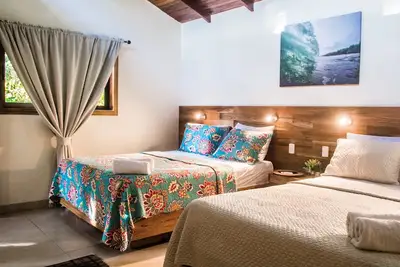 Image de Bungalow avec 2 grands lits dans les bungalows de Banana Beach. Accès facile à la plage. 4 personnes