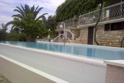 Image de Villa Sonia & Teo entière avec une piscine de massage privée chauffée à débordement