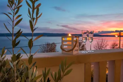 Image de Villa Lux **** New Appartements en bord de mer avec jacuzzi et vue sur la mer près de Split 2