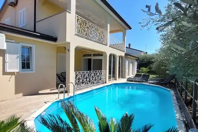 Image de Piscine, air conditionné, chalet dans un environnement vert et familial