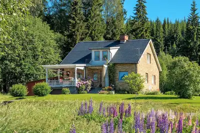 Image de Exposition sud unique - à seulement 30 mètres du lac Tvällen. Avec son propre littoral.