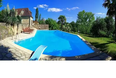 Image de Maison de campagne rénovée avec amour, lieu idyllique avec grande piscine
