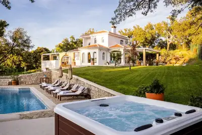 Image de Belle propriété avec piscine privée et court de tennis et emplacement sensationnel