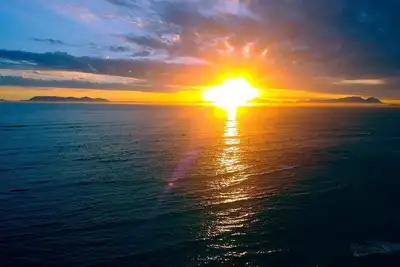 Image de Appartement moderne avec vue imprenable sur le lac et la montagne