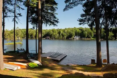 Image de Villa haut de gamme au bord de l'eau, près de la ville