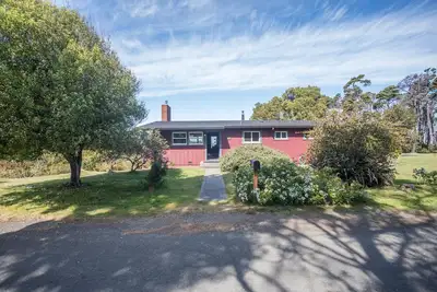 Image de The Fish House - Midcentury Modern - À pied de la plage