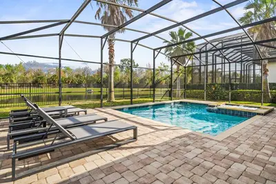 Image de 9/8. 5, chambres à thème, piscine privée, accès gratuit au parc aquatique, service client 24h / 24