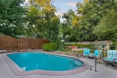 Image de Grande piscine privée & HotTub Oasis & Maison spacieuse! Dallas Dwntwn & Arlington close
