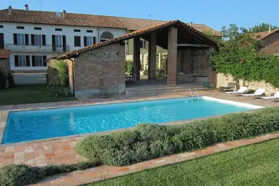 Ferme avec piscine entourée de verdure